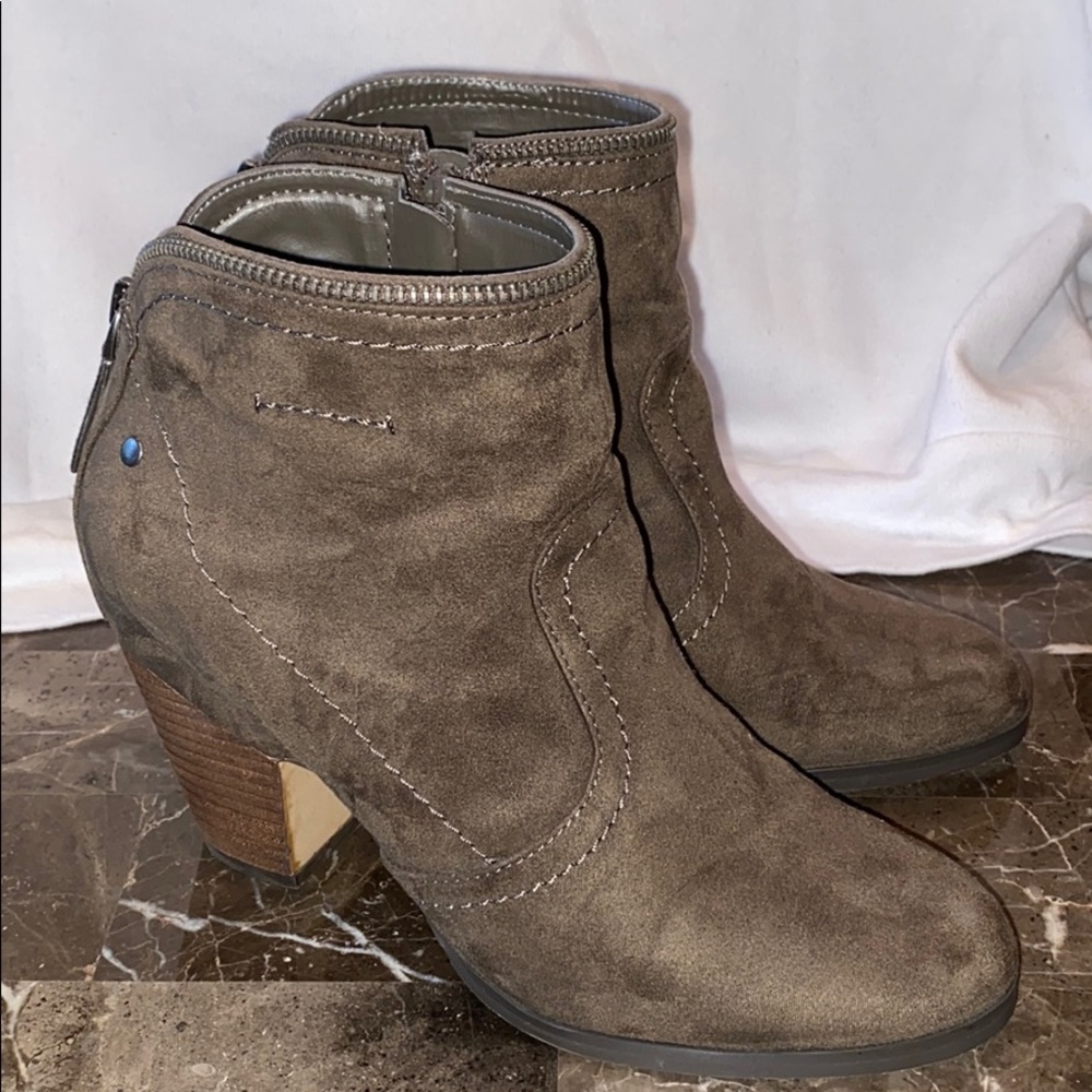 Crown Vintage Suede Brown Booties 7.5M